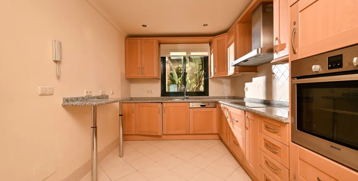 Sale of middle floor apartment in Benahavís 9