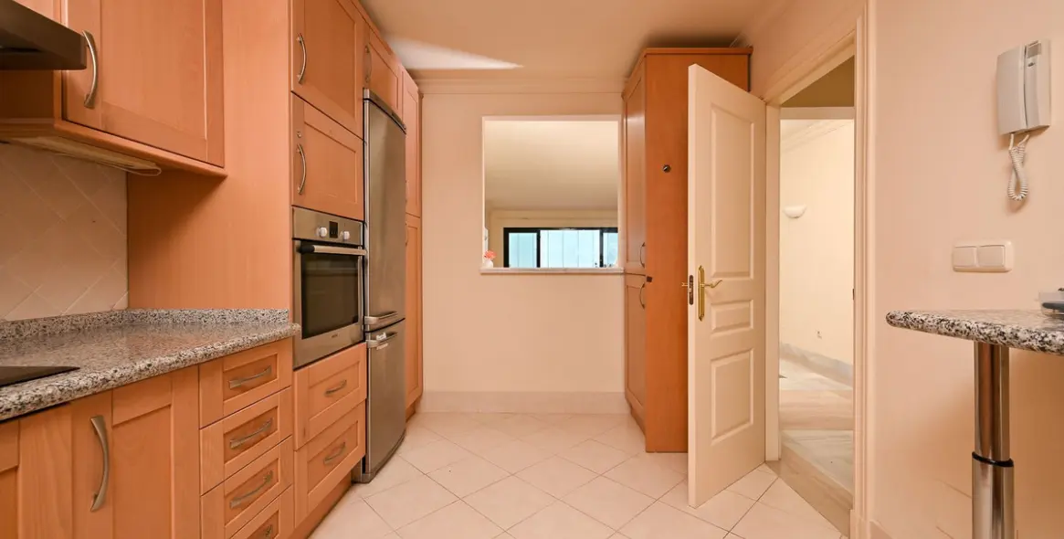 Sale of middle floor apartment in Benahavís 10