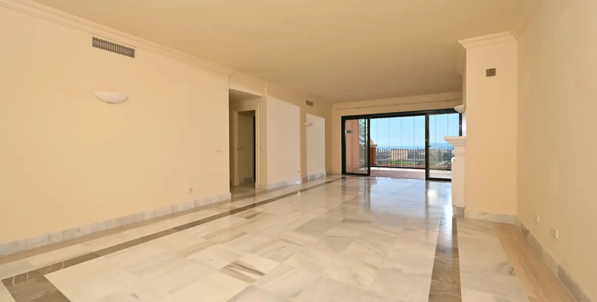 Sale of middle floor apartment in Benahavís 11