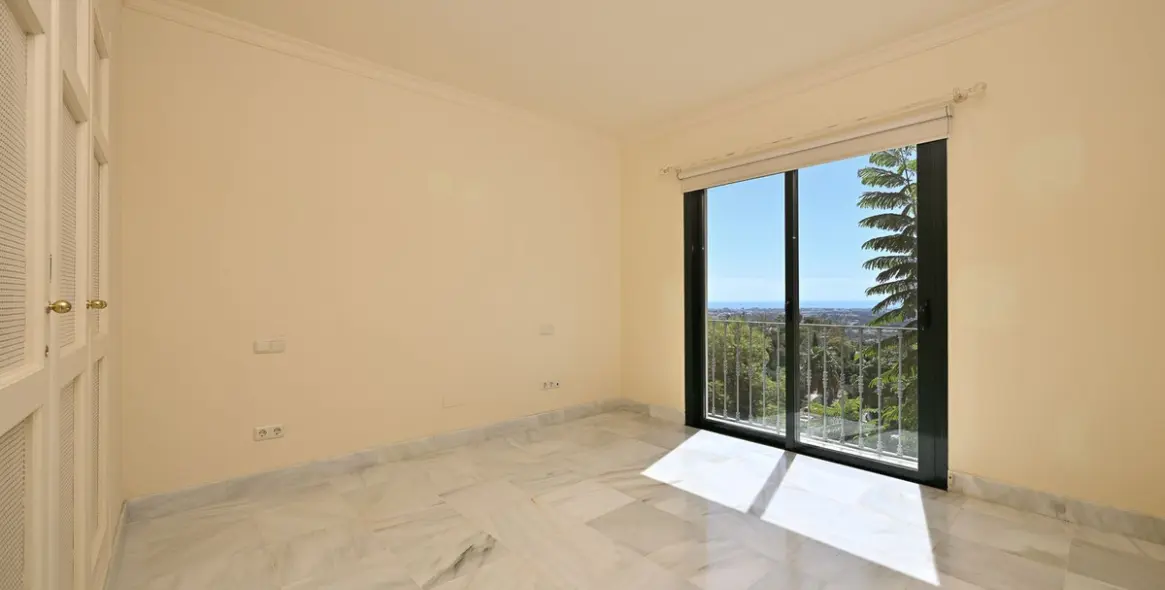 Sale of middle floor apartment in Benahavís 12