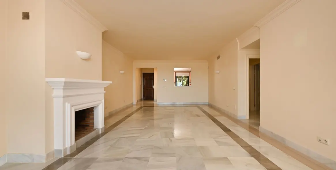 Sale of middle floor apartment in Benahavís 13