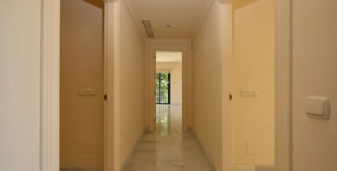 Sale of middle floor apartment in Benahavís 14