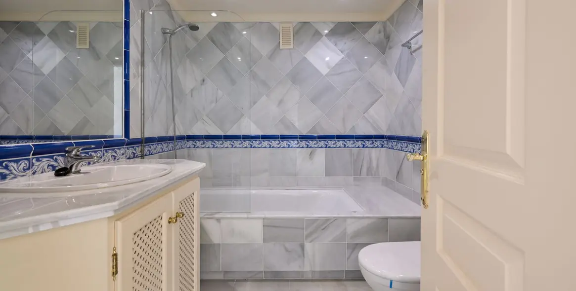 Sale of middle floor apartment in Benahavís 16