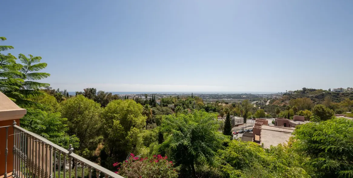 Sale of middle floor apartment in Benahavís 17