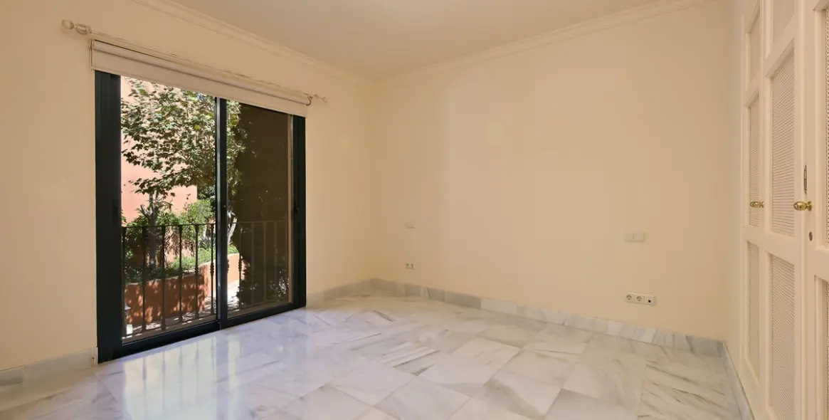 Sale of middle floor apartment in Benahavís 18