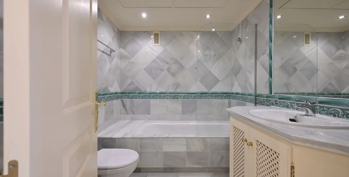 Sale of middle floor apartment in Benahavís 19