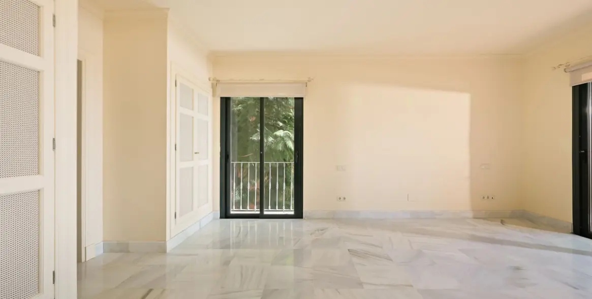 Sale of middle floor apartment in Benahavís 20