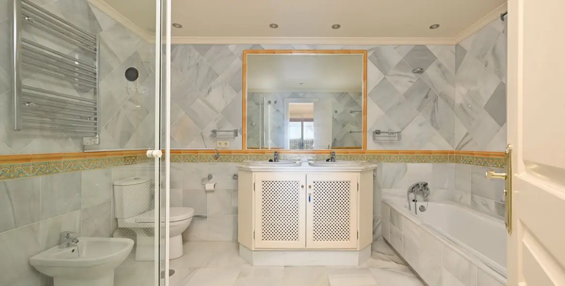 Продажа апартаментов на среднем этаже в Benahavís 23