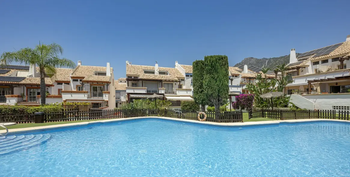 Sale of semi-detached house in Marbella 1