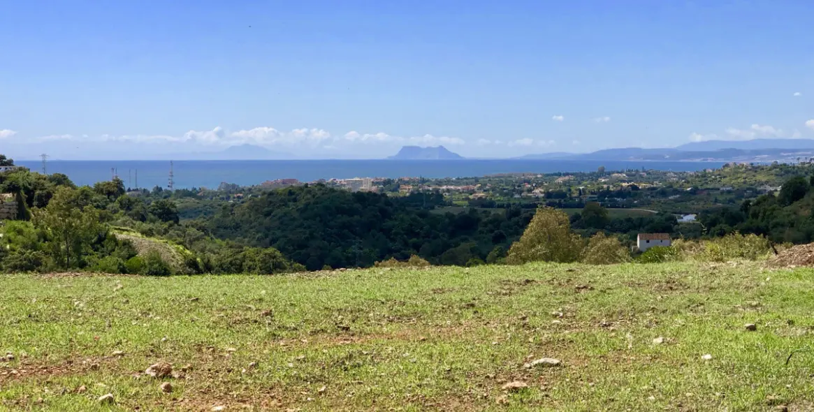 Sale of residential plot in Estepona 1