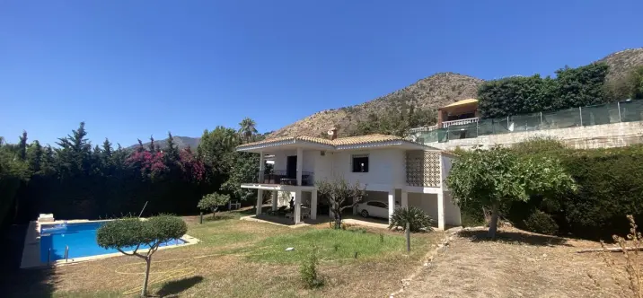 Продажа  отдельно стоящей виллы в La Capellania 0