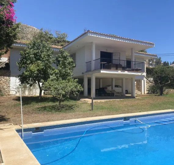 Продажа  отдельно стоящей виллы в La Capellania