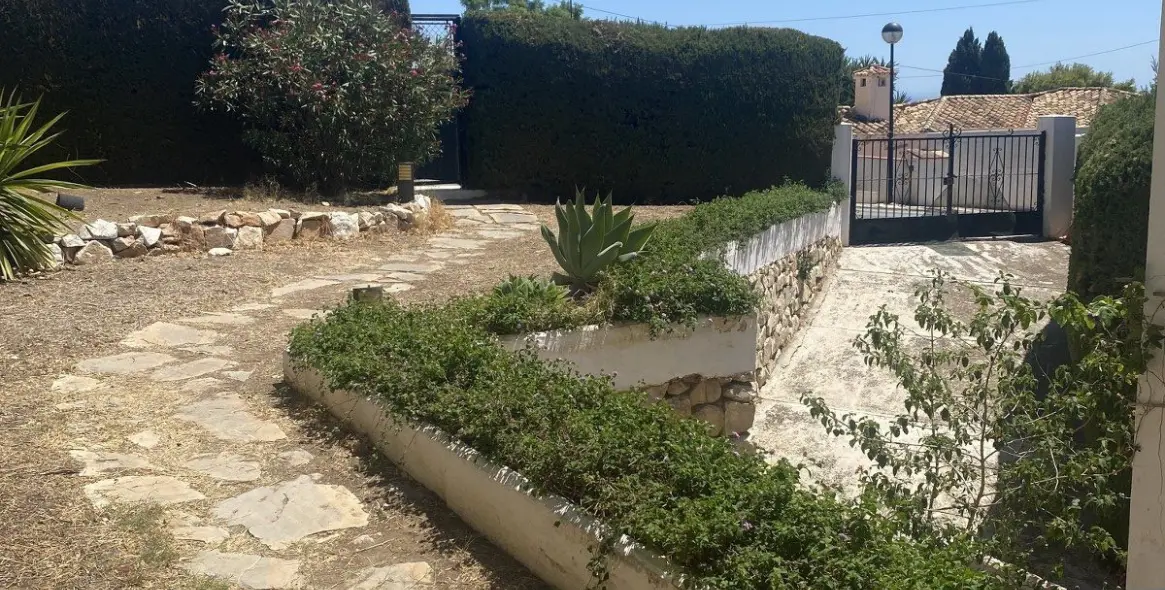 Продажа  отдельно стоящей виллы в La Capellania 15