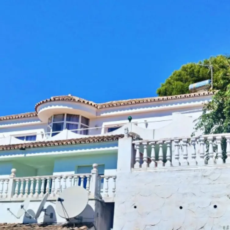 Продажа  отдельно стоящей виллы в Nueva Andalucía