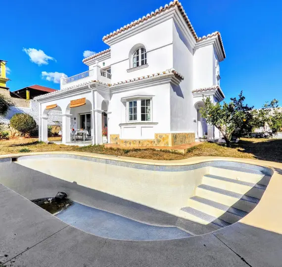 Продажа  отдельно стоящей виллы в Benalmadena Costa