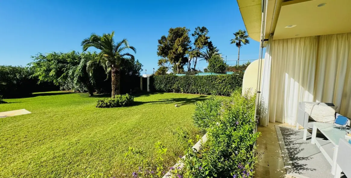 Sale of ground floor apartment in Elviria 10