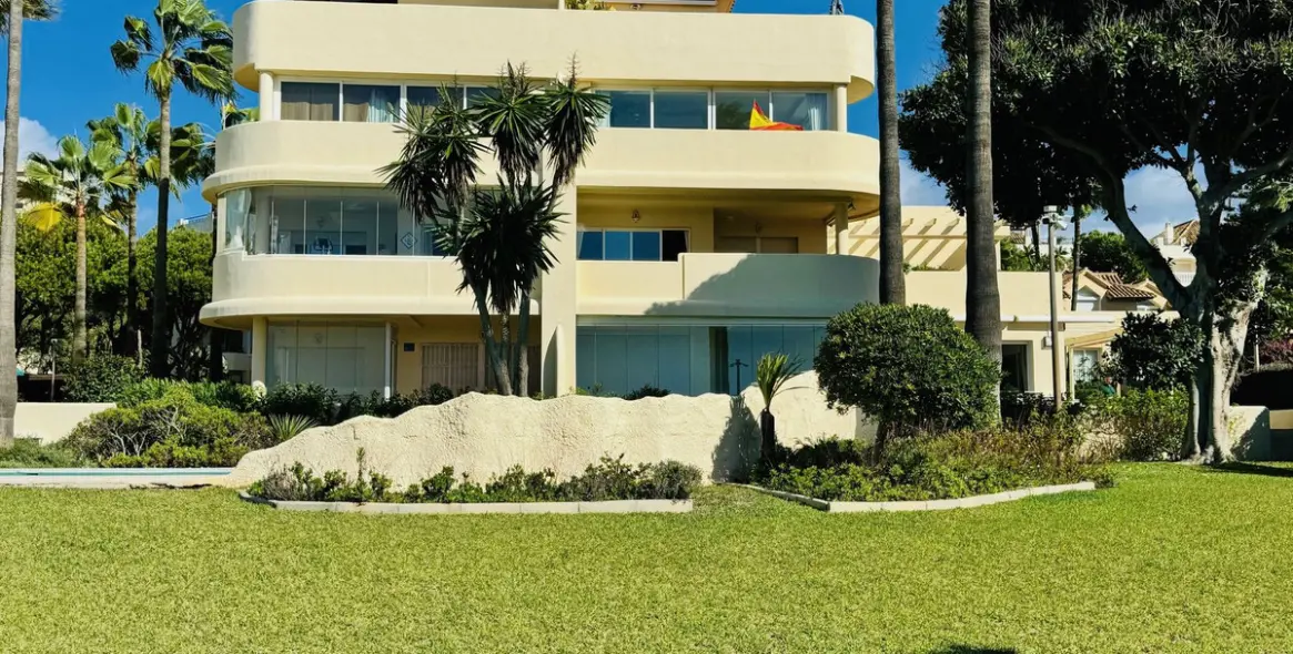 Sale of ground floor apartment in Elviria 14