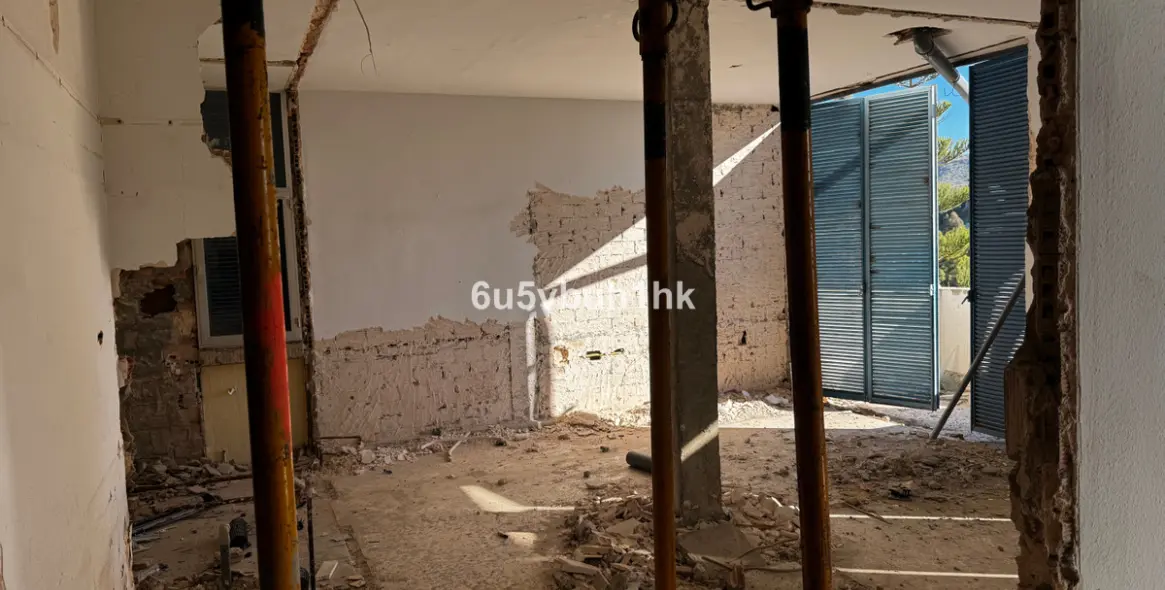 Sale of detached villa in El Candado 2