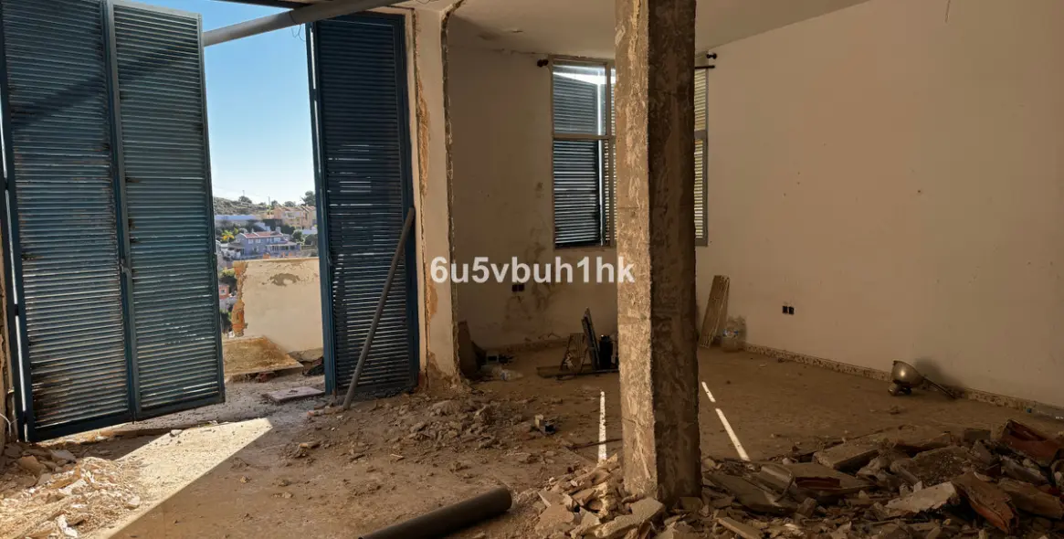 Sale of detached villa in El Candado 6