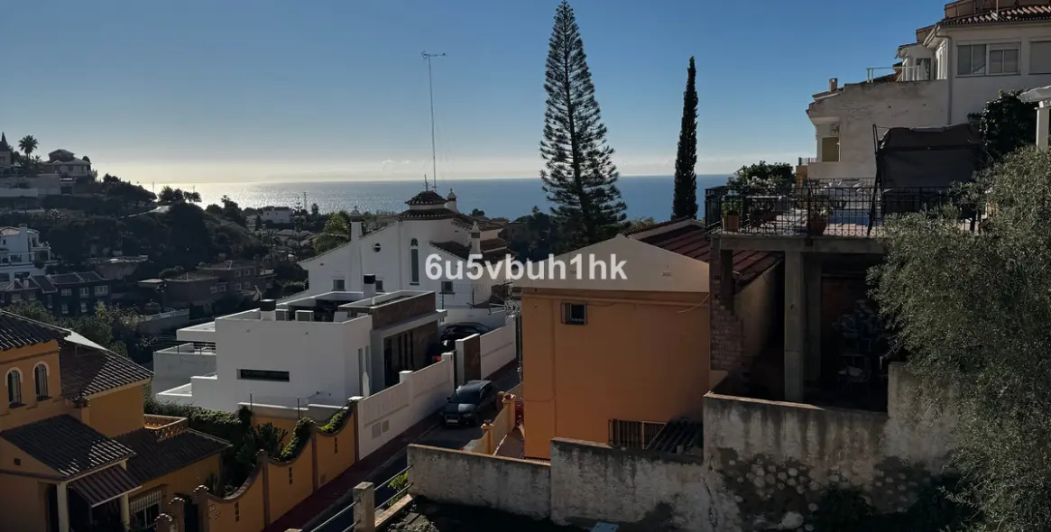 Sale of detached villa in El Candado 12