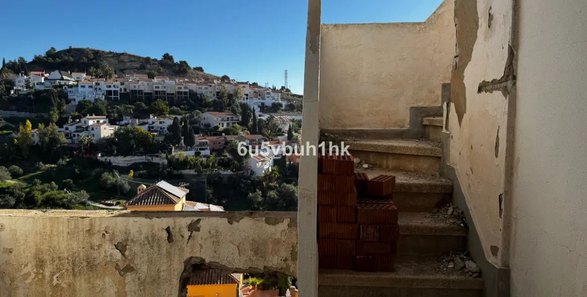 Sale of detached villa in El Candado 18
