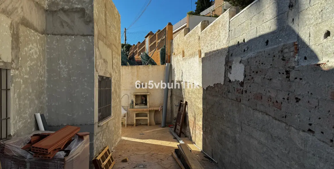Sale of detached villa in El Candado 30