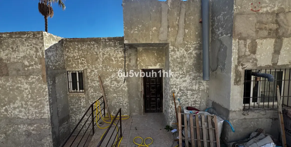 Sale of detached villa in El Candado 34