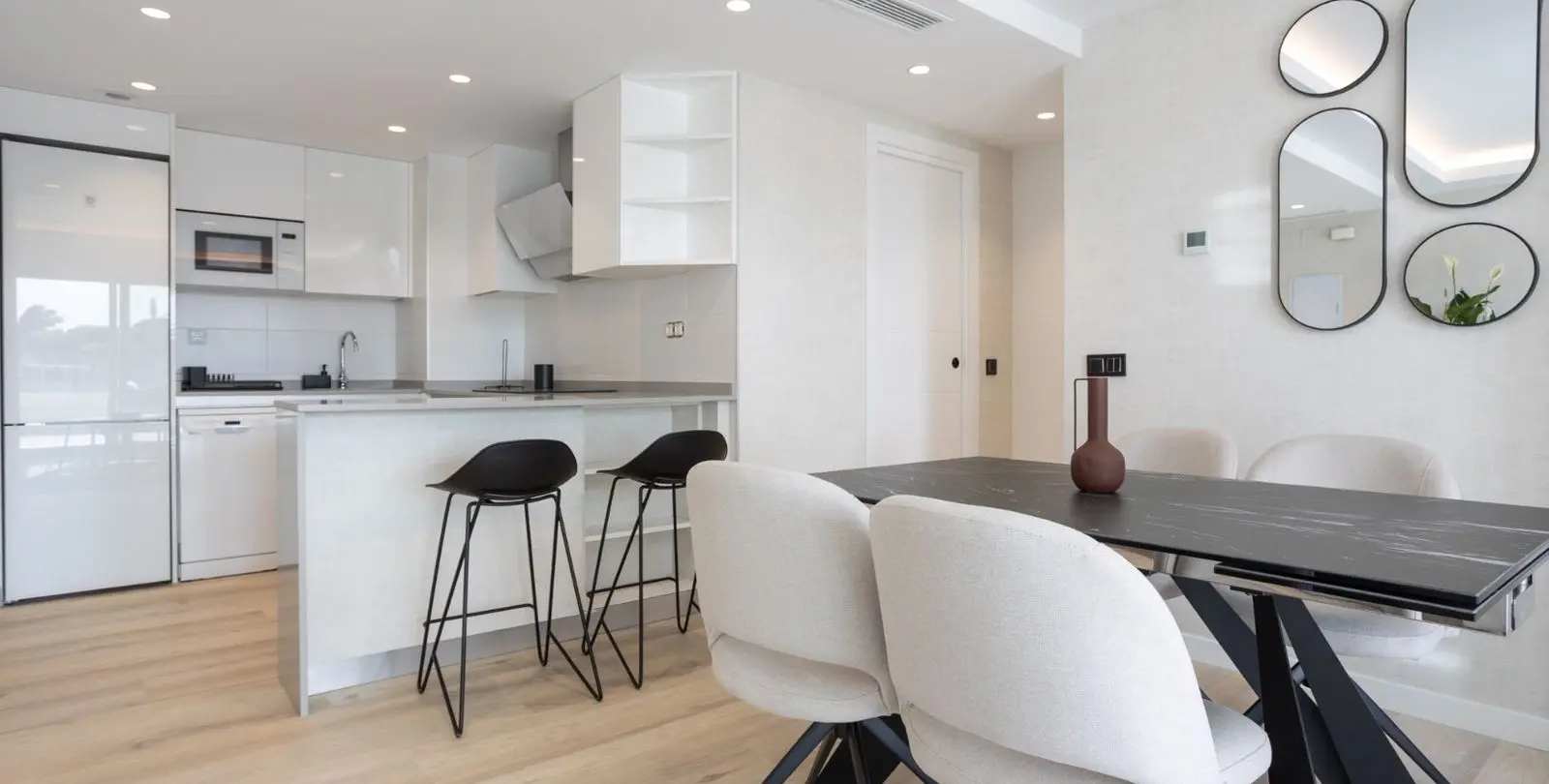 Venta de apartamento en planta media en Nueva Andalucía 2