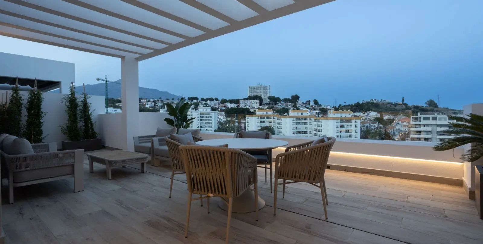 Venta de apartamento en planta media en Nueva Andalucía 3