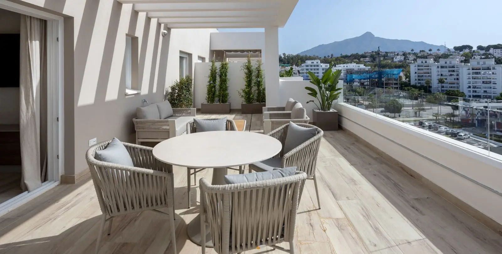 Venta de apartamento en planta media en Nueva Andalucía 30