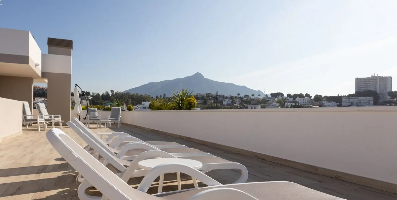 Venta de apartamento en planta media en Nueva Andalucía 52
