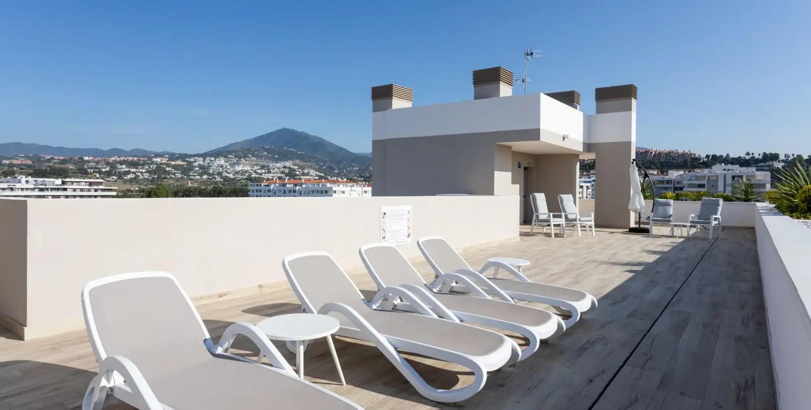 Venta de apartamento en planta media en Nueva Andalucía 53