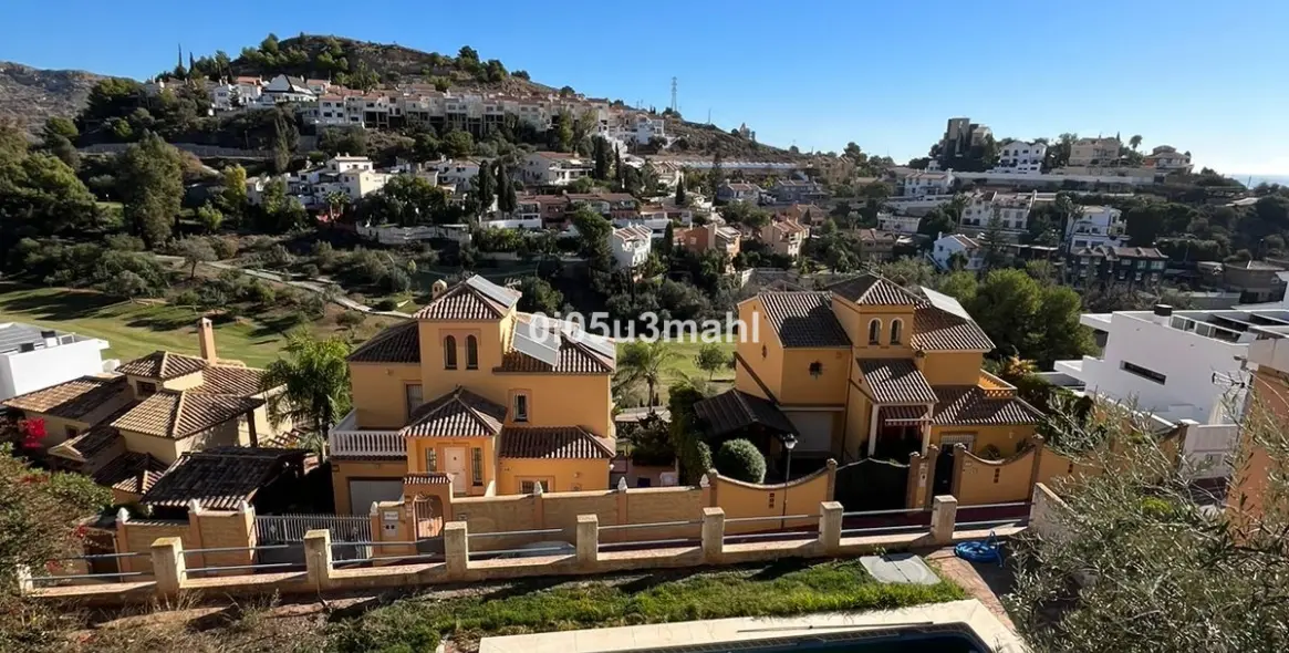 Sale of detached villa in El Candado 5