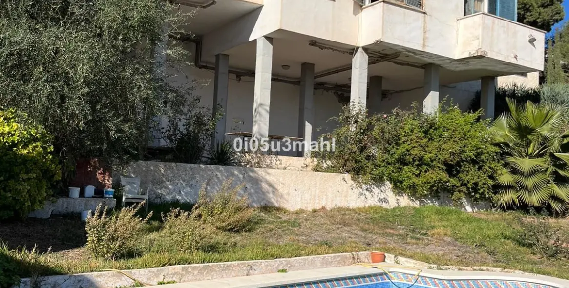 Sale of detached villa in El Candado 6