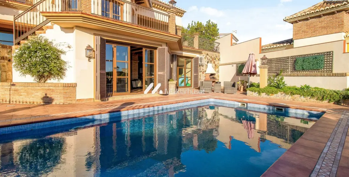 Продажа  отдельно стоящей виллы в Costa del Sol East 1