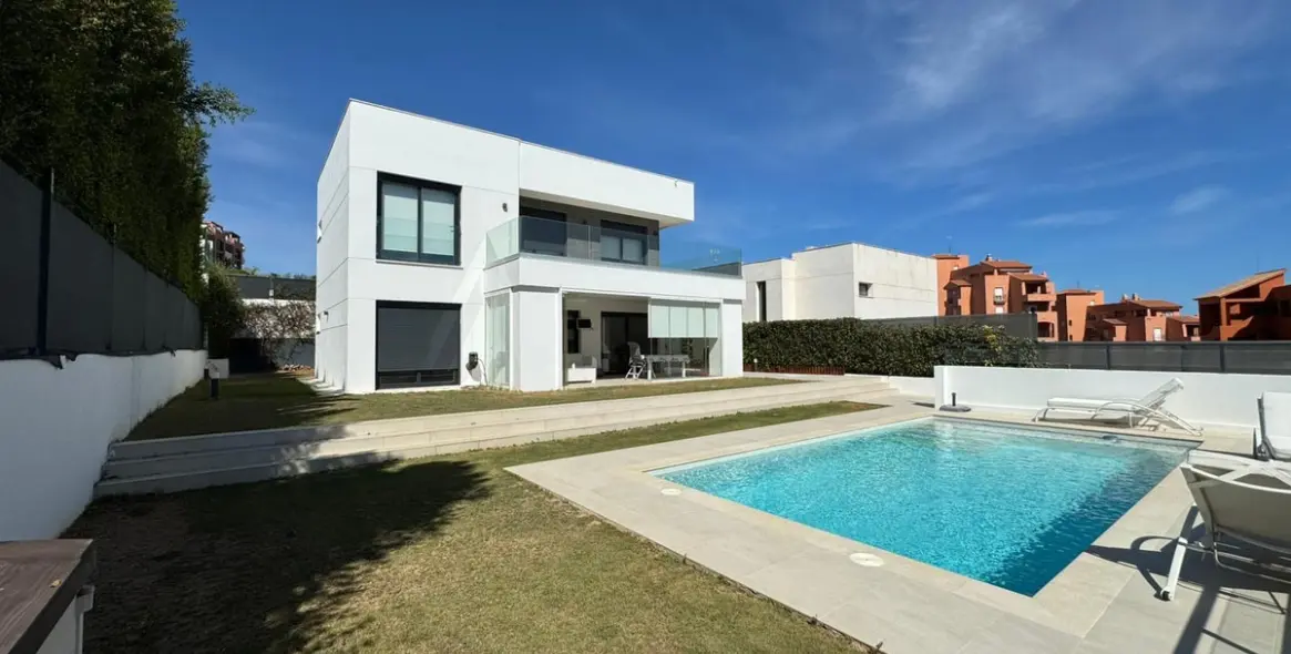 Продажа  отдельно стоящей виллы в Manilva 1