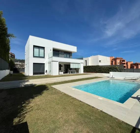 Продажа  отдельно стоящей виллы в Manilva