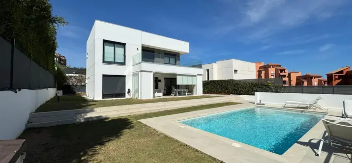 Продажа  отдельно стоящей виллы в Manilva 0