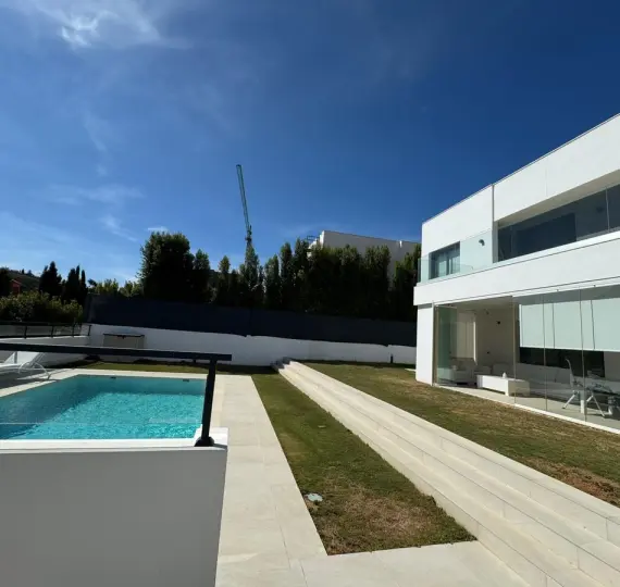 Продажа  отдельно стоящей виллы в Manilva