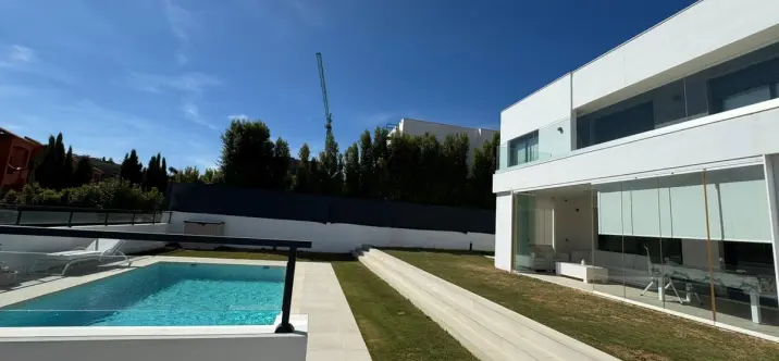 Продажа  отдельно стоящей виллы в Manilva 1