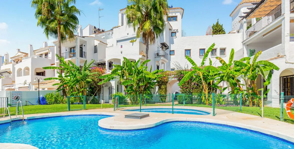 Venta de apartamento en planta baja en Puerto Banús 2