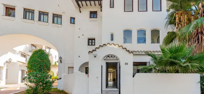 Venta de apartamento en planta baja en Puerto Banús 2