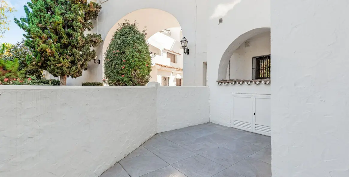 Venta de apartamento en planta baja en Puerto Banús 5