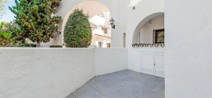 Venta de apartamento en planta baja en Puerto Banús 4