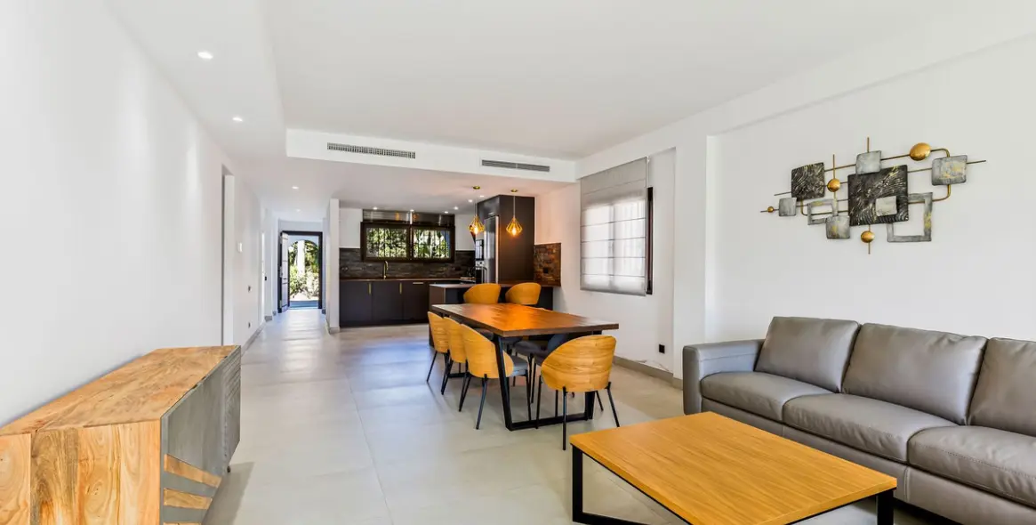 Venta de apartamento en planta baja en Puerto Banús 11