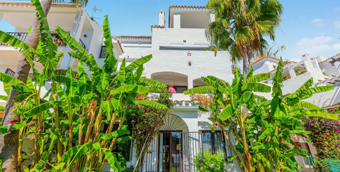 Venta de apartamento en planta baja en Puerto Banús 16