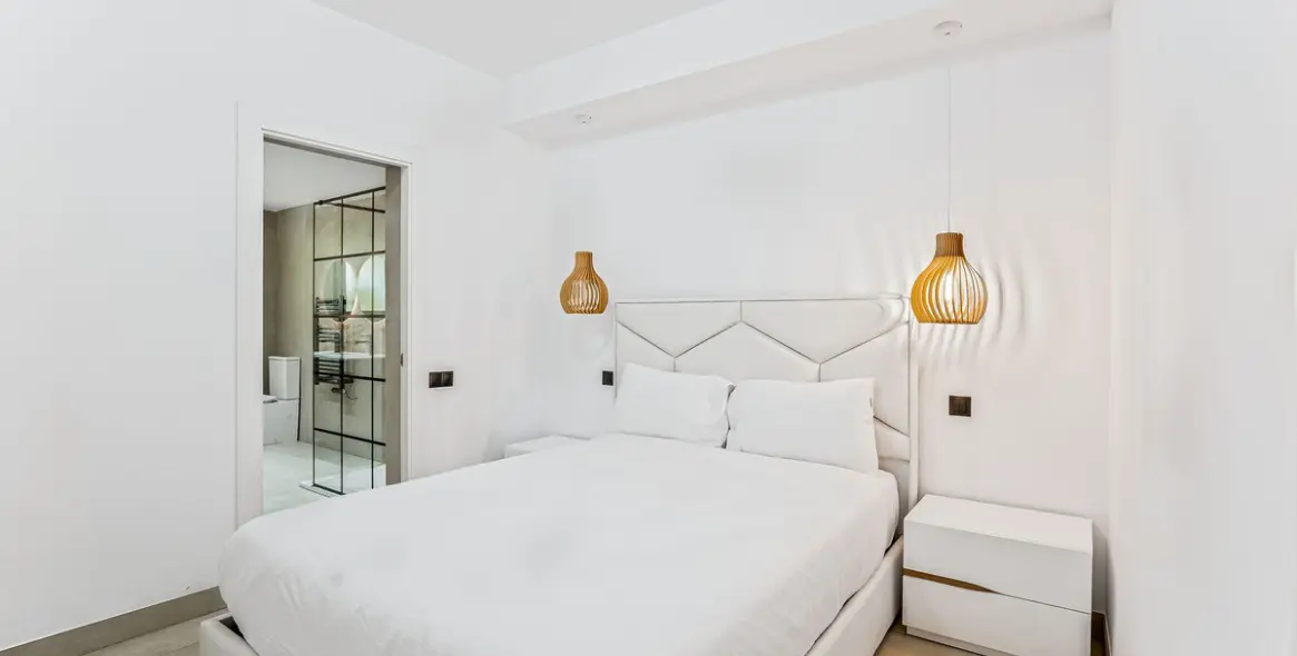 Venta de apartamento en planta baja en Puerto Banús 17