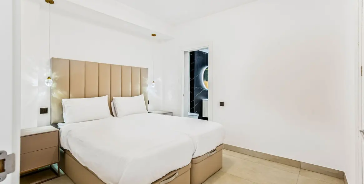 Venta de apartamento en planta baja en Puerto Banús 20