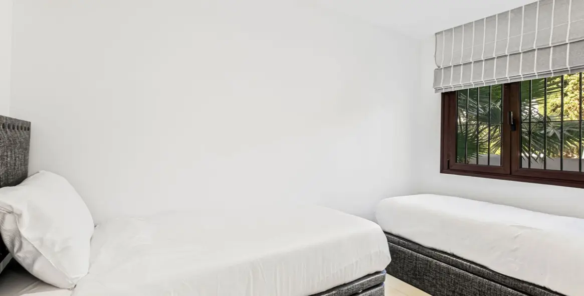 Sale of ground floor apartment in Puerto Banús 24