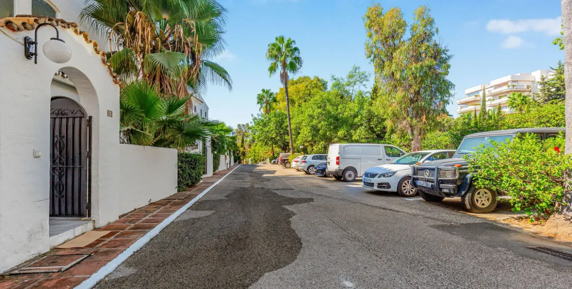 Sale of ground floor apartment in Puerto Banús 28